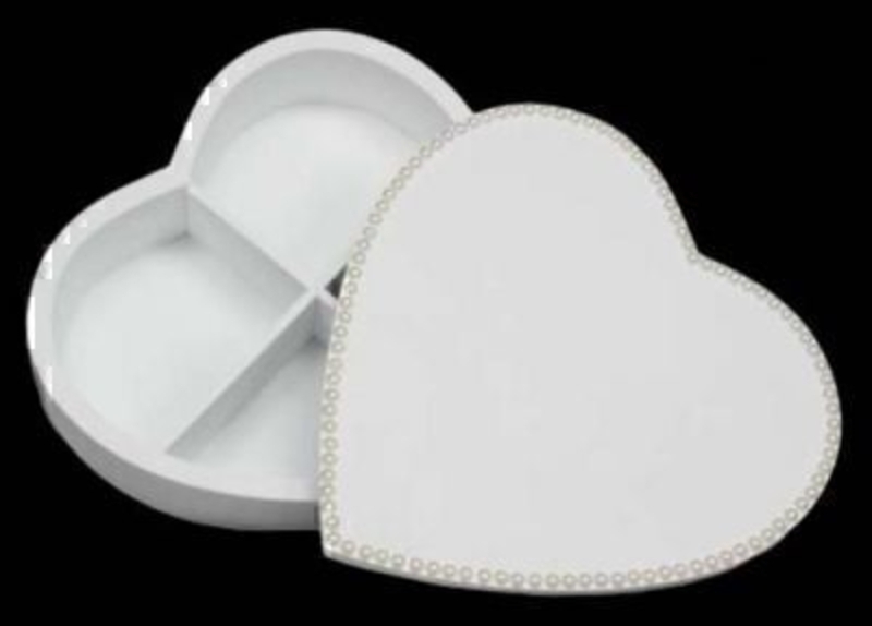 Pearl Edged White Wood Heart Compartment Box by Gisela Graham. This addition to the Gisela Graham homeware range is a beautiful box with magnetic lid and 4 compartments inside. Would make a great gift for a ladies dressing table or as a wedding keepsake